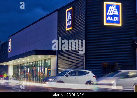 Aldi Supermarkt und Kunden und Autos Schlange draußen für wichtige Dinge während der nationalen Sperre wegen covid-19 in England, Großbritannien Stockfoto