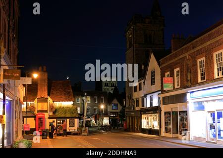 Blick in der Abenddämmerung über den Market Place, St Albans City, Hertfordshire County, England, Großbritannien Stockfoto