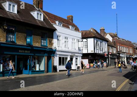 Blick auf die Straße im Stadtzentrum von St Albans City, Hertfordshire County, England, Großbritannien Stockfoto