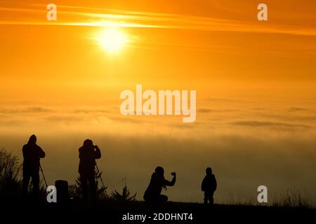 Kozakov, Tschechische Republik. November 2020. Die Menschen beobachten Temperaturinversion während des Sonnenuntergangs in Kozakov im Böhmischen Paradies in der Tschechischen Republik. Sinkt die Luftmasse niedrig genug, wird die Luft in höheren Höhen wärmer als in niedrigeren Höhen, was eine Temperaturinversion erzeugt. Quelle: Slavek Ruta/ZUMA Wire/Alamy Live News Stockfoto