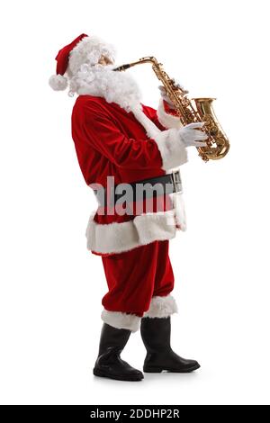 Ganzkörperaufnahme des Weihnachtsmanns, der isoliert ein Saxophon spielt Auf weißem Hintergrund Stockfoto