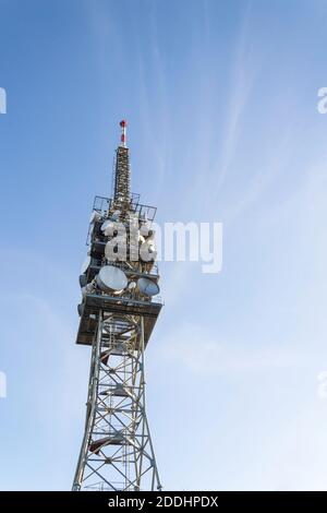 Telekommunikationsturm mit Sendern und Antennen, drahtlose Kommunikation und 5G Breitband-Mobilfunknetze Konzept, klaren blauen Himmel Hintergrund wi Stockfoto