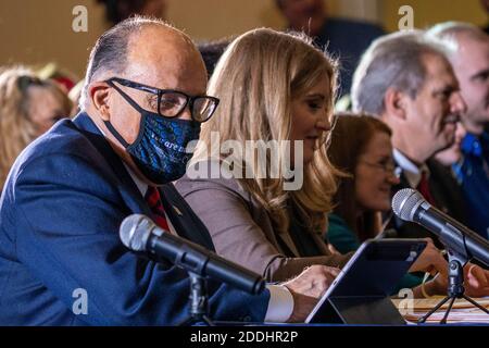 Gettysbugh, Usa. November 2020. Rudy Guliani, Präsident Trump Anwalt, hält Bemerkungen bei einer Anhörung des Staates Pennsylvania zu Wahlfragen, in Gettysburg, Pennsylvania am Mittwoch, 25. November 2020. Foto von Kevin Cedeno/UPI Kredit: UPI/Alamy Live Nachrichten Stockfoto