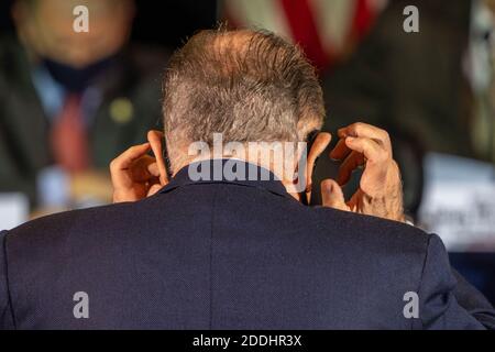 Gettysbugh, Usa. November 2020. Rudy Guliani, Präsident Trump Anwalt, passt seine Maske vor der Abgabe von Bemerkungen auf einer Pennsylvania State Anhörung zu Wahlfragen, in Gettysburg, Pennsylvania am Mittwoch, 25. November 2020. Foto von Kevin Cedeno/UPI Kredit: UPI/Alamy Live Nachrichten Stockfoto