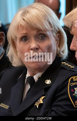 Chester County, Pa Sheriff Carolyn „Bunny“ Welsh nimmt an einer Diskussionsrunde über Grenzsicherheit und sichere Gemeinschaften Teil, die vom US-Präsidenten Donald J. Trump am 11. Januar 2019 im Weißen Haus in Washington, DC, veranstaltet wird. Der jetzt pensionierte Sheriff wurde mit Diebstahl und Umleitung von Dienstleistungen in einem angeblichen System, um Steuerzahler für Freiwilligenarbeit zugunsten einer K-9-Einheit in Chester County am 24. November 2020 in Rechnung gestellt. Quelle: Chris Kleponis/Pool via CNP - weltweite Nutzung Stockfoto