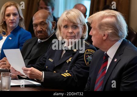 Chester County, Pa Sheriff Carolyn „Bunny“ Welsh (2. Rechts) nimmt an einer Diskussionsrunde über Grenzsicherheit und sichere Gemeinschaften Teil, die vom US-Präsidenten Donald J. Trump am 11. Januar 2019 im Weißen Haus in Washington, DC veranstaltet wird. Der jetzt pensionierte Sheriff wurde mit Diebstahl und Umleitung von Dienstleistungen in einem angeblichen System, um Steuerzahler für Freiwilligenarbeit zugunsten einer K-9-Einheit in Chester County am 24. November 2020 in Rechnung gestellt. Quelle: Chris Kleponis/Pool via CNP - weltweite Nutzung Stockfoto