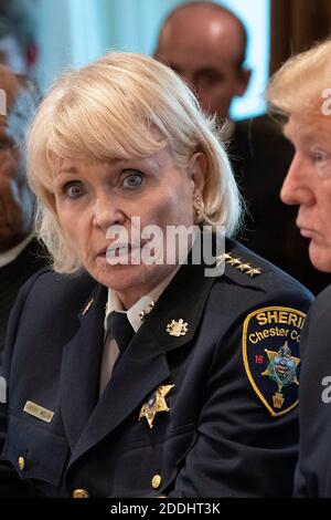 Chester County, Pa Sheriff Carolyn „Bunny“ Welsh nimmt an einer Diskussionsrunde über Grenzsicherheit und sichere Gemeinschaften Teil, die vom US-Präsidenten Donald J. Trump am 11. Januar 2019 im Weißen Haus in Washington, DC, veranstaltet wird. Der jetzt pensionierte Sheriff wurde mit Diebstahl und Umleitung von Dienstleistungen in einem angeblichen System, um Steuerzahler für Freiwilligenarbeit zugunsten einer K-9-Einheit in Chester County am 24. November 2020 in Rechnung gestellt. Quelle: Chris Kleponis/Pool via CNP - weltweite Nutzung Stockfoto