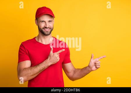 Foto von lustigen bärtigen Kerl zeigen Zeigefinger leeren Raum tragen Rote T-Shirt Kappe isoliert gelbe Farbe Hintergrund Stockfoto