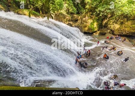 Menschen genießen das kühle Wasser des Bantimurung Wasserfalls im Bantimurung Bulusaraung Nationalpark in Sulawes, Indonesien Stockfoto