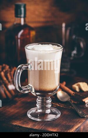 Kaffee mit Irish Whiskey und Sahne im Glas auf Holzmöbeln im Landhausstil Oberfläche Stockfoto