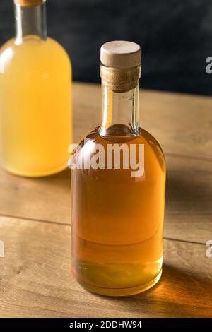 Alkoholvolle Batched Cocktails in einer Flasche zum Mitnehmen Trinken Stockfoto