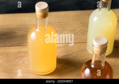 Alkoholvolle Batched Cocktails in einer Flasche zum Mitnehmen Trinken Stockfoto