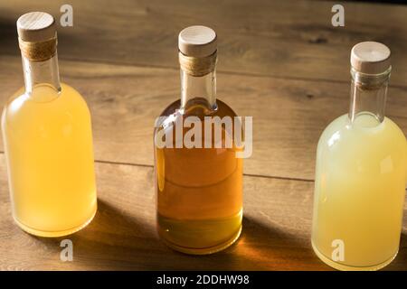 Alkoholvolle Batched Cocktails in einer Flasche zum Mitnehmen Trinken Stockfoto