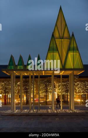 London, Großbritannien. 25. November 2020. Der Electric Nemeton Tree, von Sam Jacob Studio, auf dem Granary Square ist einer von drei ‘traditionell untraditionellen’ Weihnachtsbäumen, die jetzt in King’s Cross zu sehen sind. Die 36 Fuß hohe Struktur bezieht sich auf alte keltische Haine genannt Nemetons, die unter Verwendung der natürlichen Landschaft gebaut wurden und als heilige Sammelplätze fungierten. Alle drei Bäume sind während der Weihnachtszeit bis zum 4. Januar 2021 zu sehen. Kredit: Stephen Chung / Alamy Live Nachrichten Stockfoto