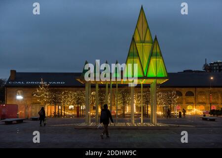 London, Großbritannien. 25. November 2020. Der Electric Nemeton Tree, von Sam Jacob Studio, auf dem Granary Square ist einer von drei ‘traditionell untraditionellen’ Weihnachtsbäumen, die jetzt in King’s Cross zu sehen sind. Die 36 Fuß hohe Struktur bezieht sich auf alte keltische Haine genannt Nemetons, die unter Verwendung der natürlichen Landschaft gebaut wurden und als heilige Sammelplätze fungierten. Alle drei Bäume sind während der Weihnachtszeit bis zum 4. Januar 2021 zu sehen. Kredit: Stephen Chung / Alamy Live Nachrichten Stockfoto