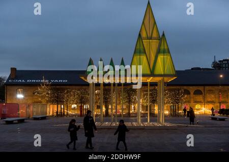 London, Großbritannien. 25. November 2020. Der Electric Nemeton Tree, von Sam Jacob Studio, auf dem Granary Square ist einer von drei ‘traditionell untraditionellen’ Weihnachtsbäumen, die jetzt in King’s Cross zu sehen sind. Die 36 Fuß hohe Struktur bezieht sich auf alte keltische Haine genannt Nemetons, die unter Verwendung der natürlichen Landschaft gebaut wurden und als heilige Sammelplätze fungierten. Alle drei Bäume sind während der Weihnachtszeit bis zum 4. Januar 2021 zu sehen. Kredit: Stephen Chung / Alamy Live Nachrichten Stockfoto