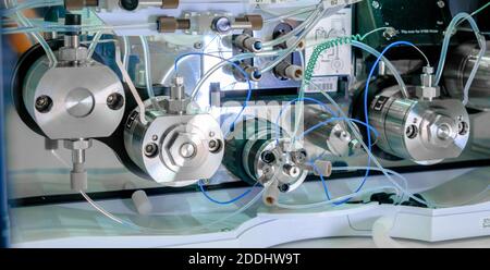 Binäre Pumpe im HPLC-System. Hochleistungs-Flüssigchromatographie im Labor für analytische Chemie. Stockfoto