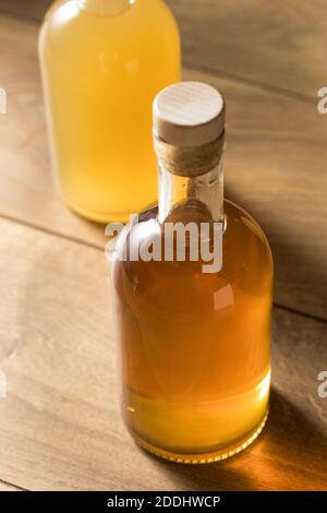 Alkoholvolle Batched Cocktails in einer Flasche zum Mitnehmen Trinken Stockfoto