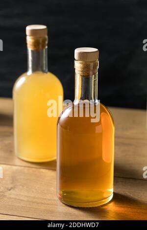 Alkoholvolle Batched Cocktails in einer Flasche zum Mitnehmen Trinken Stockfoto