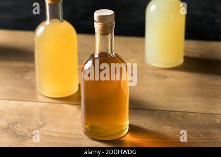 Alkoholvolle Batched Cocktails in einer Flasche zum Mitnehmen Trinken Stockfoto