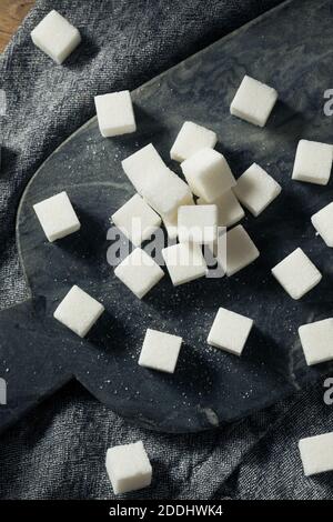 Süße Bio weiße Zuckerwürfel in einem Bündel Stockfoto
