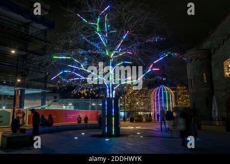 London, Großbritannien. 25. November 2020. Der Volksbaum in Battle Bridge Place ist einer von drei ‘traditionell untraditionellen’ Weihnachtsbäumen, die jetzt in King’s Cross ausgestellt sind. Der mehrfarbige interaktive Baum enthält dynamische Lichteffekte, die durch die Handbewegungen der Menschen angetrieben werden. Alle drei Bäume sind während der Weihnachtszeit bis zum 4. Januar 2021 zu sehen. Kredit: Stephen Chung / Alamy Live Nachrichten Stockfoto