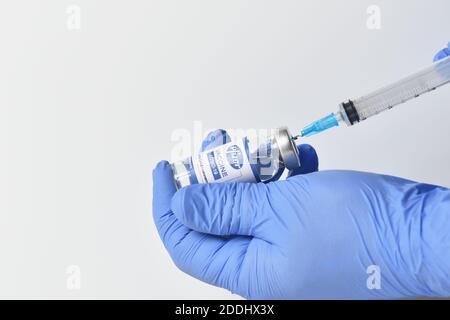 STARIY OSKOL, RUSSLAND - 23. NOVEMBER 2020: Das Konzept des Schutzes und der Impfung gegen Coronavirus mit dem neuen Impfstoff von Pfizer Stockfoto