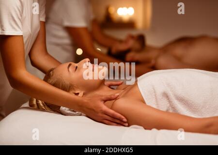 Paare Massage Im Spa, Freundin Und Freund Genießen Entspannende Behandlung Stockfoto
