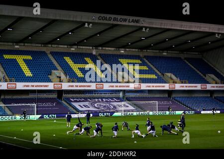 The Den, Bermondsey, London, Großbritannien. November 2020. English Championship Football, Millwall Football Club versus Reading; Millwall-Spieler wärmen sich vor einem leeren Stand der Cold Blow Lane vor dem Anstoß Credit: Action Plus Sports/Alamy Live News Stockfoto