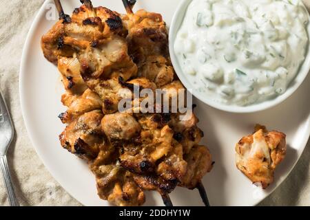 Hausgemachte gegrillte Hähnchen Kebabs mit Dipping Sauce Stockfoto
