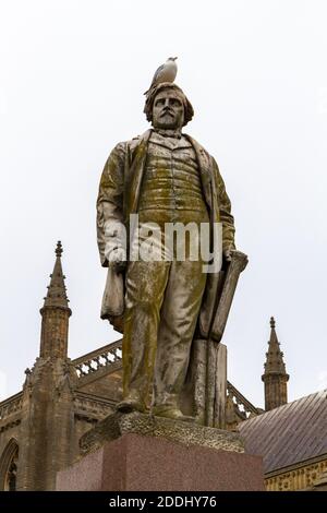 Die Herbert-Ingram-Gedenkstatue (mit einer Möwe auf der Oberseite), vor der St. Botolph's Church in Boston, Lincolnshire, Großbritannien. Stockfoto