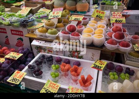 Horizontale Nahaufnahme eines der Fruchtstände des Omicho-Frischemarktes, Kanazawa, Japan Stockfoto