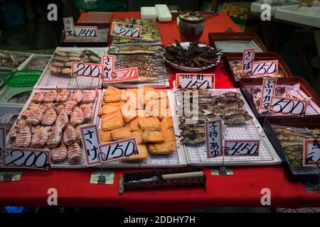 Horizontale Nahaufnahme eines der Omicho Frischmarkt Convenience Fischstände, Kanazawa, Japan Stockfoto