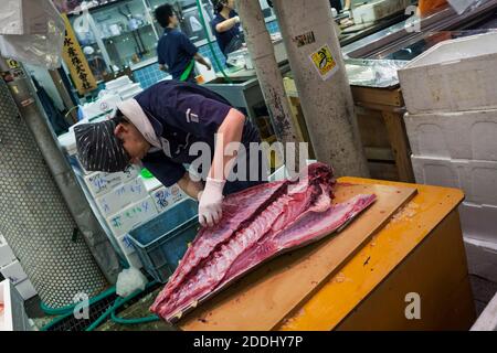 Schiefe Aufnahme eines Fischmängers, der einen Thunfisch in einem der Fischstände des Omicho-Frischmarkt reinigt, Kanazawa, Japan Stockfoto