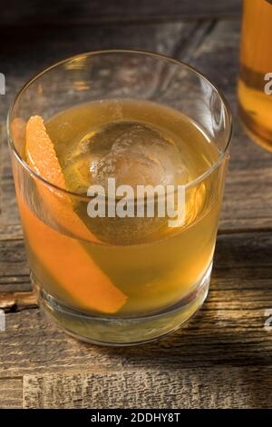 Boozy Batch Old Fashioned Cocktail mit Bourbon und Bitter Stockfoto