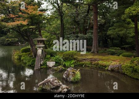 Horizontale Ansicht von Kotoji Toro, einer zweibeinigen Steinlaterne im Kasumi Teich, Kenrokuen Garten, Kanazawa, Japan Stockfoto