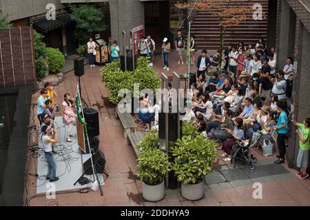 Horizontale Luftaufnahme des Straßenkonzerts einer Popgruppe, Kanazawa, Japan Stockfoto