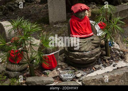 Horizontale Nahaufnahme einiger Jizo-Statuen auf dem Okunoin Friedhof in Wakayama, Koyasan, Japan Stockfoto