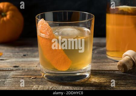 Boozy Batch Old Fashioned Cocktail mit Bourbon und Bitter Stockfoto