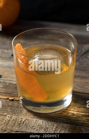 Boozy Batch Old Fashioned Cocktail mit Bourbon und Bitter Stockfoto