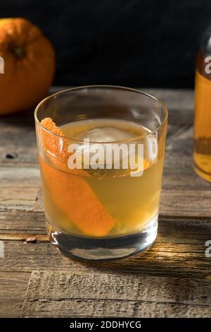 Boozy Batch Old Fashioned Cocktail mit Bourbon und Bitter Stockfoto