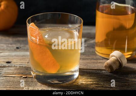 Boozy Batch Old Fashioned Cocktail mit Bourbon und Bitter Stockfoto