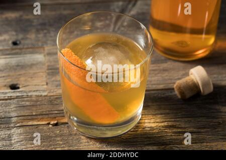 Boozy Batch Old Fashioned Cocktail mit Bourbon und Bitter Stockfoto