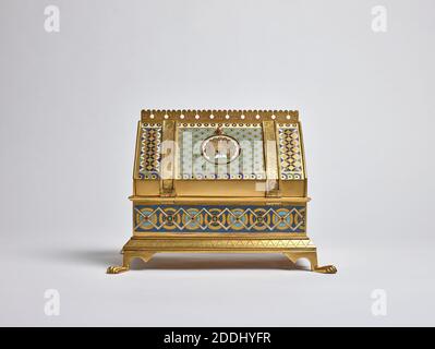 Schmuckkästchen, 1850-1885 gilt, Messing und Emaille, in Form eines frühmittelalterlichen Hausreliquiars (Behälter für heilige Reliquien) und hergestellt in Birmingham., Angewandte Kunst, Emaille, Vogel, Pfau, Metall, Messing Stockfoto