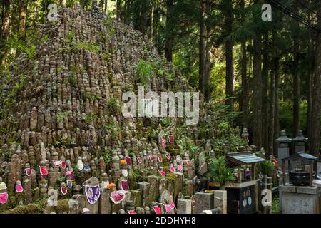 Horizontale Ansicht eines Anhäufs von Jizo-Statuen auf dem Okuno-in Friedhof in Wakayama, Koyasan, Japan Stockfoto