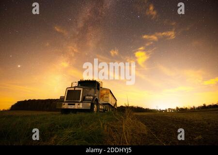 Ein alter Halb sitzt in einem Feld unter den Sternen des Oktober während der Erntezeit im südlichen Indiana. Stockfoto