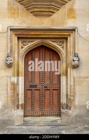 Kunstvolle Tür am Sessions House in Boston, Lincolnshire, Großbritannien. Stockfoto