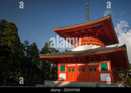 Horizontale Flachwinkelansicht der Dai-to-Pagode (Konpon Dai-to) in Danjo Garan (Garan) Buddhistischer Komplex, Koyasan, Japan Stockfoto