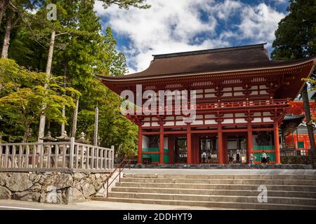 Horizontale Ansicht des Chumon-Tores in Danjo Garan (Garan) Buddhistischer Komplex, Koyasan, Japan Stockfoto