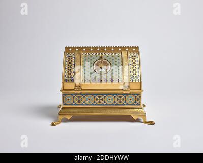 Schmuckkästchen, 1850-1885 gilt, Messing und Emaille, in Form eines frühmittelalterlichen Hausreliquiars (Behälter für heilige Reliquien) und hergestellt in Birmingham., Angewandte Kunst, Emaille, Vogel, Pfau, Metall, Messing Stockfoto